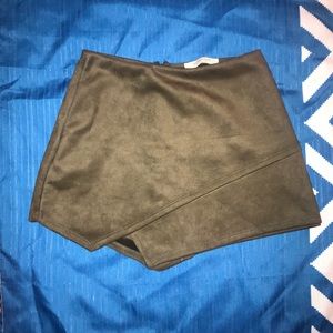 Suede short
